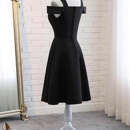 Modest Simple Black Short Homecoming Dresses..