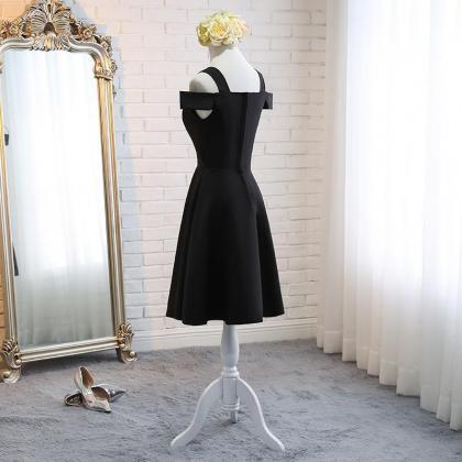 Modest Simple Black Short Homecoming Dresses..