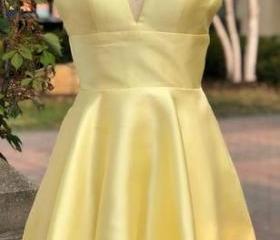 Niulatu A Line Spaghetti Straps Yellow Satin Short Homecoming Dress 19th Birthday Outfits HZ1110